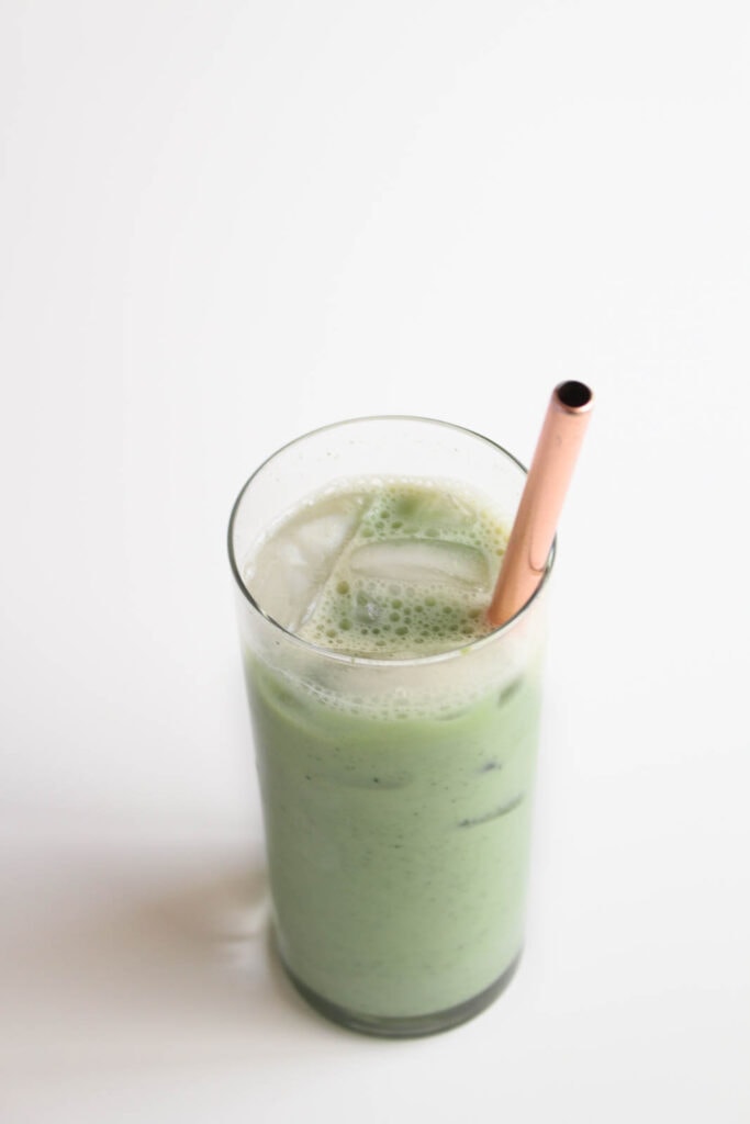 How to make iced matcha green tea latte recipe - The Hungry Bites